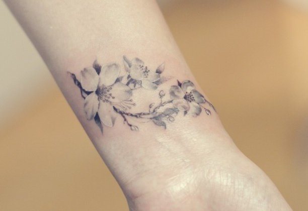 女孩手臂上的纹身和它们的含义。照片，设计，美丽，小，铭文