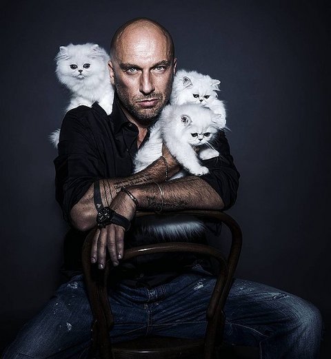 Tatuagens nos braços de Dmitry Nagiyev