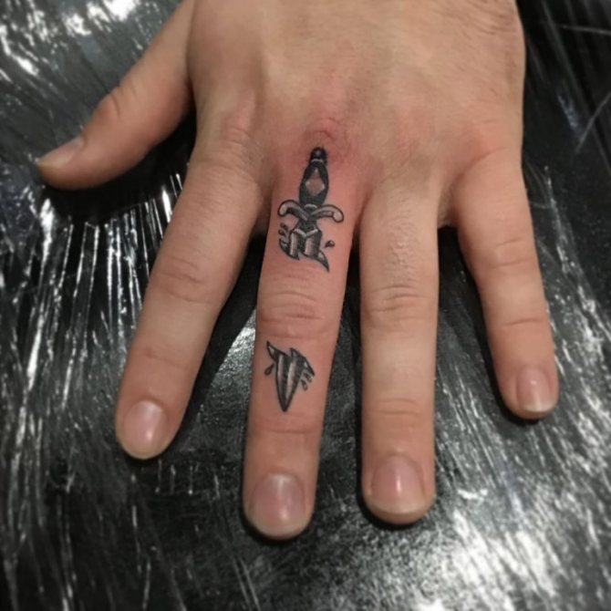татуировки с кинжал