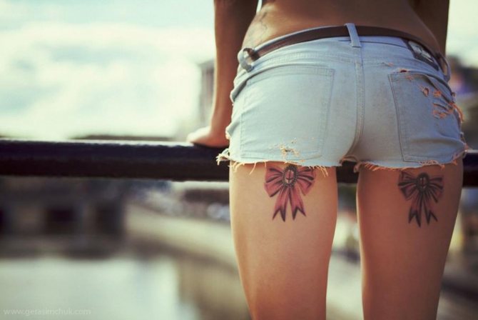 Tatuaggio sull'anca a forma di fiocchi