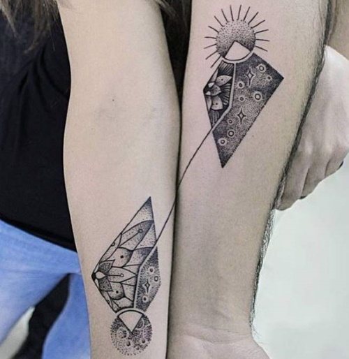 Tatuoinnit kahdessa käsivarressa tytöille, uros kuilussa, merkinnät. Kuva