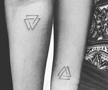 Tatuoinnit kahdessa käsivarressa tytöille, uros kuilussa, merkinnät. Kuva