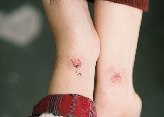 Tatuaje pe două brațe pentru fete, de sex masculin pe decalaj, inscripții. Fotografie