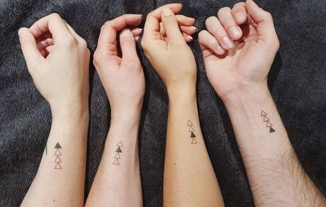 Tatuaje pe două brațe pentru fete, de sex masculin pe decalaj, inscripții. Fotografie