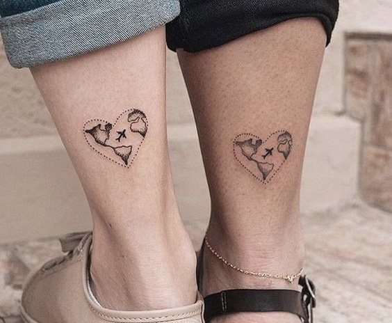 Τατουάζ σε δύο χέρια για κορίτσια, αρσενικό στο κενό, επιγραφές. Φωτογραφία
