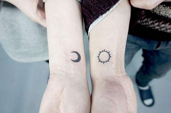 Τατουάζ σε δύο χέρια για κορίτσια, αρσενικά τατουάζ στο χάσμα, επιγραφές. Φωτογραφία