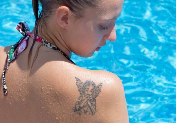 女の子のための肩の入れ墨: 小さい、丸い、碑文、パターン、鳥、動物、昆虫。ベストタトゥーの意味と写真