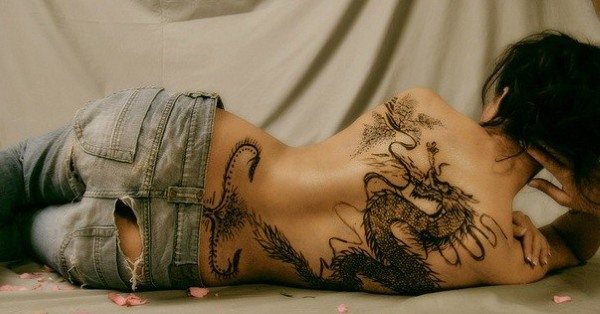 Tetoválások a gerincen (háton) lányoknál: hieroglifák, feliratok fordítással, virágok, pont, rúnák, bolygók, vonalak. Gyönyörű minták