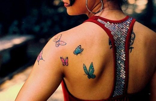 Tetoválások a lányok gerincén (hátán): Hieroglifák, lefordított feliratok, virágok, pontok, rúnák, bolygók, vonalak. Gyönyörű minták