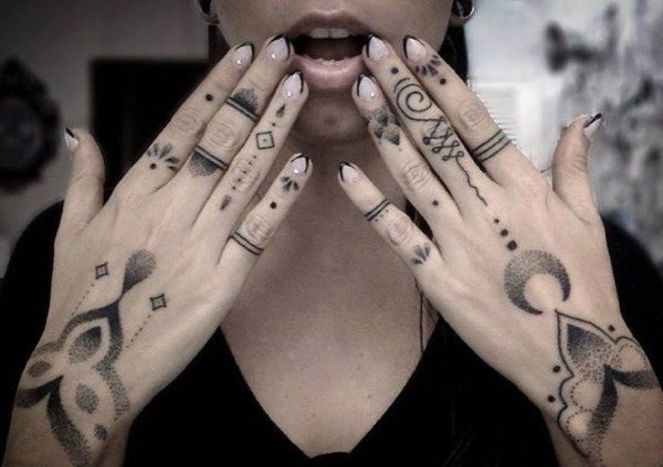 Τατουάζ στο χέρι για κορίτσια. Σκίτσα, σχέδια, επιγραφές με μετάφραση, σημασία. Σημασία του τατουάζ