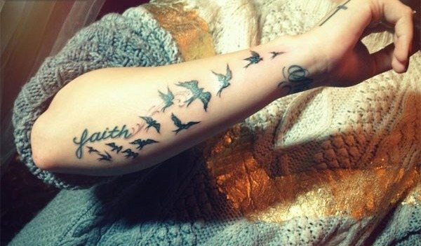 Tatuoinnit käsivarteen tytöille. Luonnokset, kuviot, merkinnät ja käännökset, merkitys. Tatuoinnin merkitys