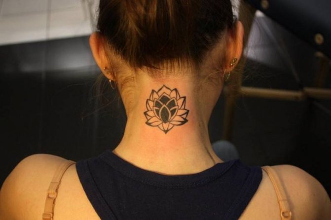Τατουάζ στο λαιμό των κοριτσιών