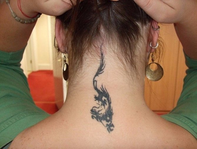 Tatuagens no pescoço das raparigas