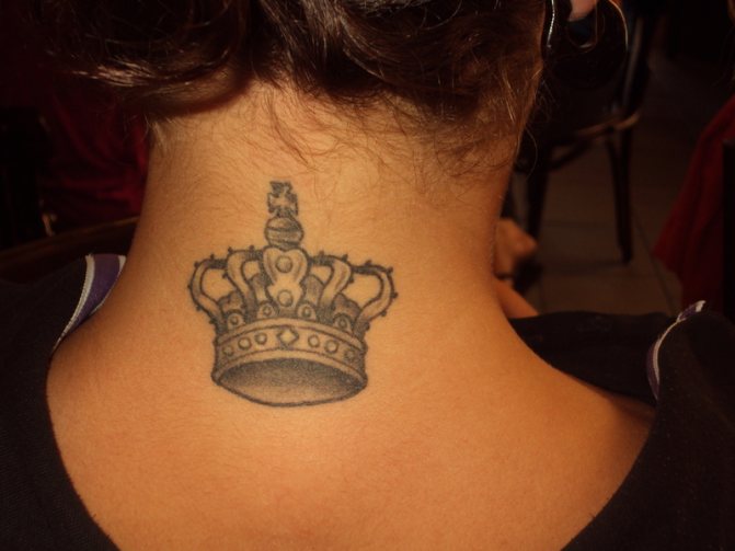 Tattoos am Hals für Mädchen