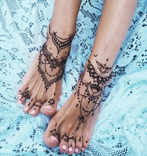 Татуировки на крака за момичета. Надписи на снимки, женски модели, скици