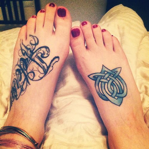Tatuagens no pé para raparigas. Inscrições fotográficas, padrões femininos, esboços