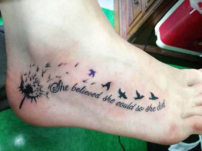 Tetoválások a lábon a lányoknak. Fényképes feliratok, női minták, vázlatok