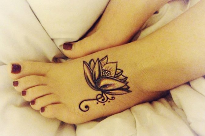 女孩脚上的纹身。照片铭文、女性图案、草图