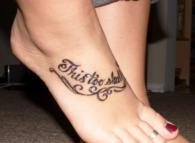 Τατουάζ στο πόδι για κορίτσια. Φωτογραφικές επιγραφές, γυναικεία μοτίβα, σκίτσα