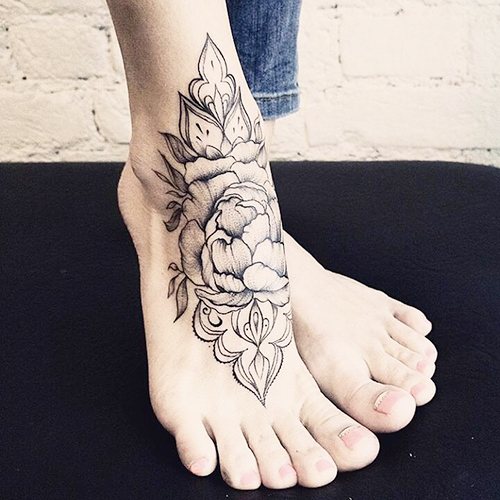 Tetoválások a lábon a lányoknak. Fényképes feliratok, női minták, vázlatok