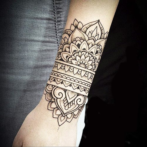 意味を持つ女性のための手首のタトゥー。女の子向け写真