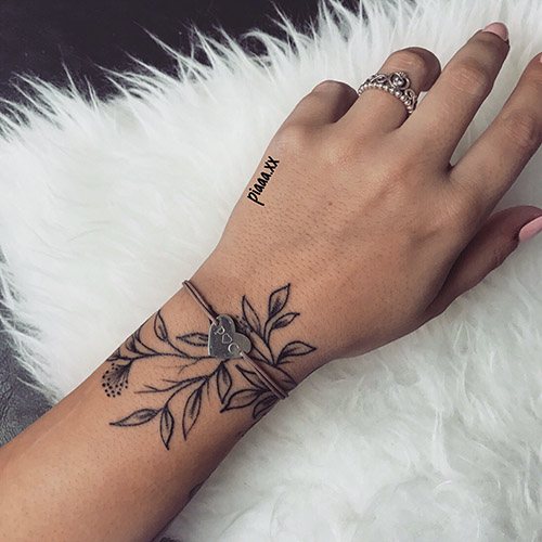 手腕上的纹身，女性的意思。女孩的图片