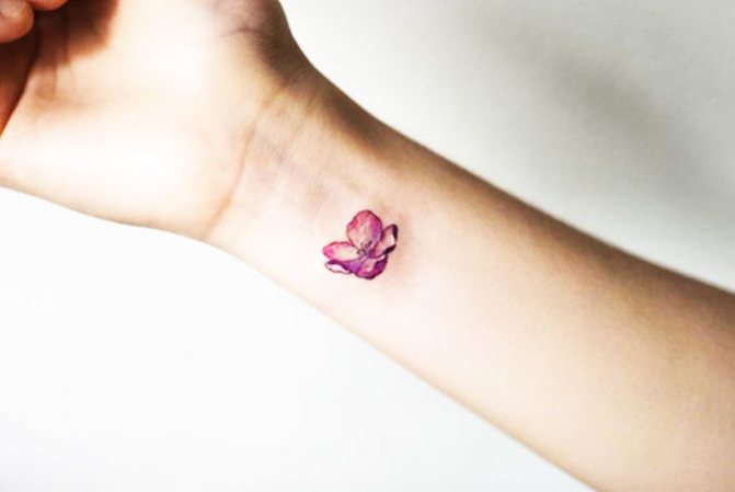 Tetovanie na zápästí ženského významu. Obrázky pre dievčatá