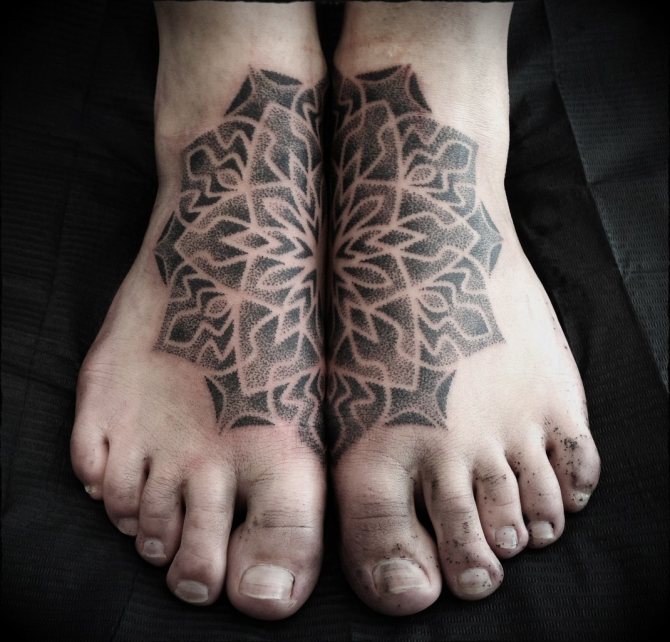女性の足のタトゥー