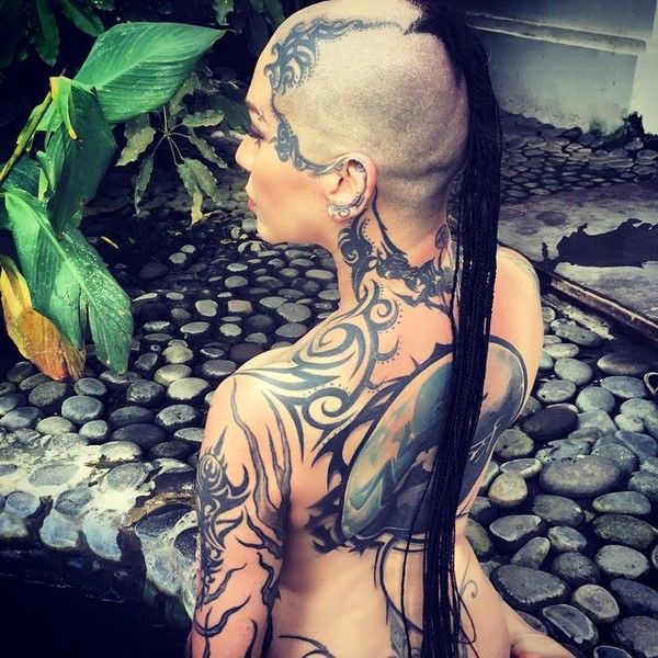 I tatuaggi di Nargiz sulla schiena