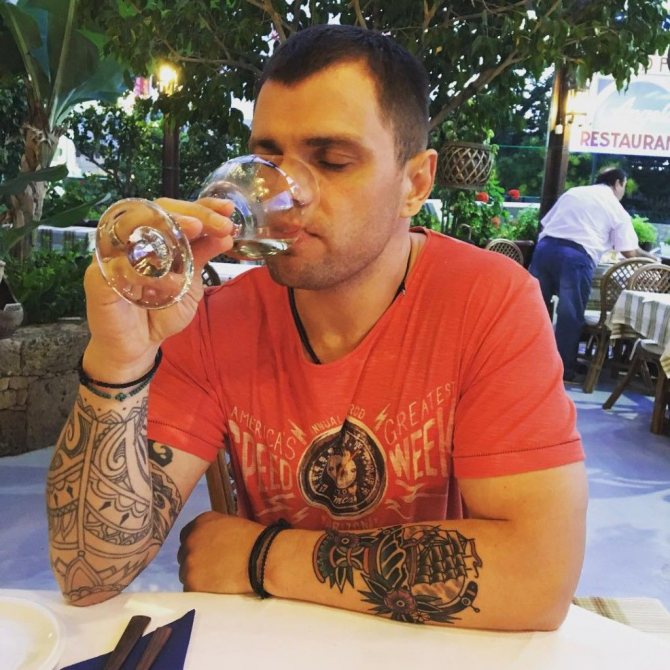 Roman Pashkov tatuaje pe brațul său