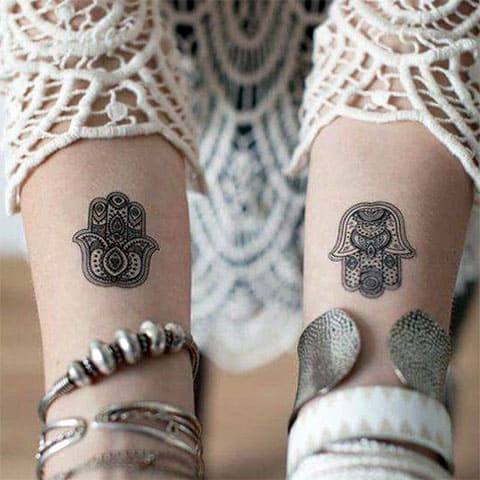 Tatuagem da Mão no Pulso de Fátima