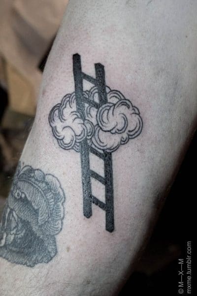 I tatuaggi con una scala non sono così mistici