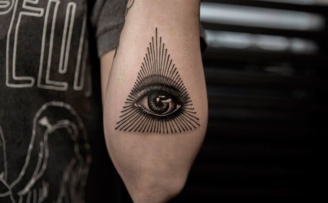 Mindent látó szem tetoválás