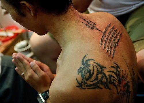 Profundamente enraizada na tradição budista do budismo, a tatuagem é um ritual simbólico e sagrado.