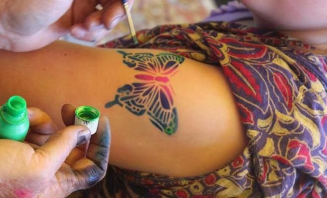 Tijdelijke tatoeages. Hoe thuis te maken: gelpen, henna, verf, stickers, gekleurd en zwart-wit, oogpotlood, stift, met een stencil