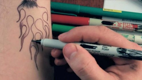 Midlertidige tatoveringer. Sådan laver du hjemme: gel pen, henna, maling, klistermærker, farvet og sort og hvidt, med en blyant til øjnene, markør, med en stencil.