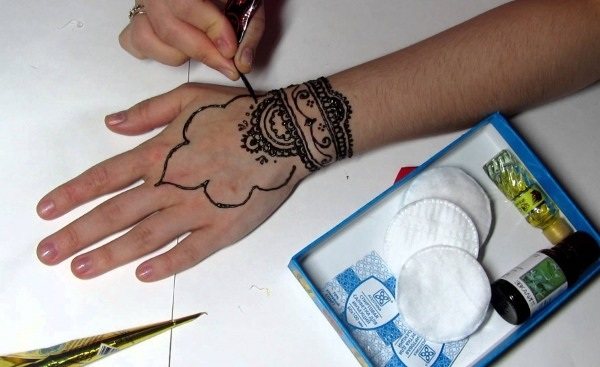 临时纹身。如何在家里制作：中性笔，指甲油，油漆，贴纸，彩色和黑白，眼睛用铅笔，马克笔，用模板