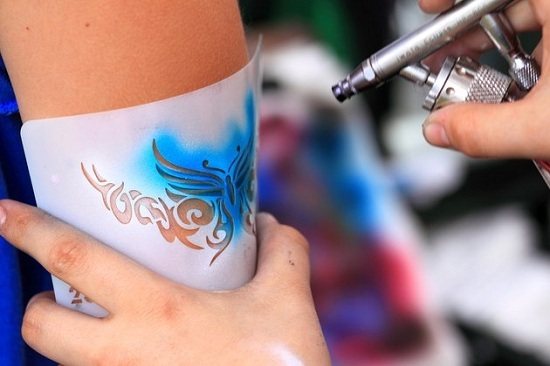 Dočasné tetovanie. Ako vyrobiť doma: s gélovým perom, hennou, farbou, samolepkami, farebnými a čiernobielymi, s ceruzkou na oči, fixkou, so šablónou