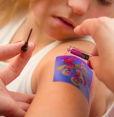 Dočasné tetovanie. Ako urobiť doma: gélové pero, henna, farba, samolepky, farebné a čiernobiele, s ceruzkou na oči, fixkou, so šablónou.