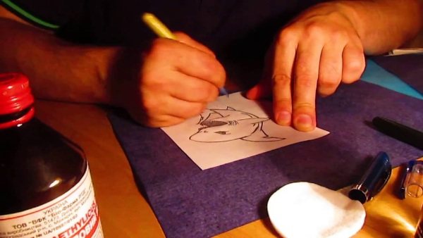 Tatuagens temporárias. Como fazer em casa: com uma caneta de gel, henna, tinta, autocolantes, colorido e preto e branco, com um lápis para os olhos, marcador, com um stencil