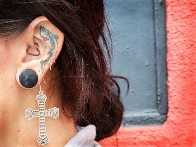Tetoválások mögött lányok fül