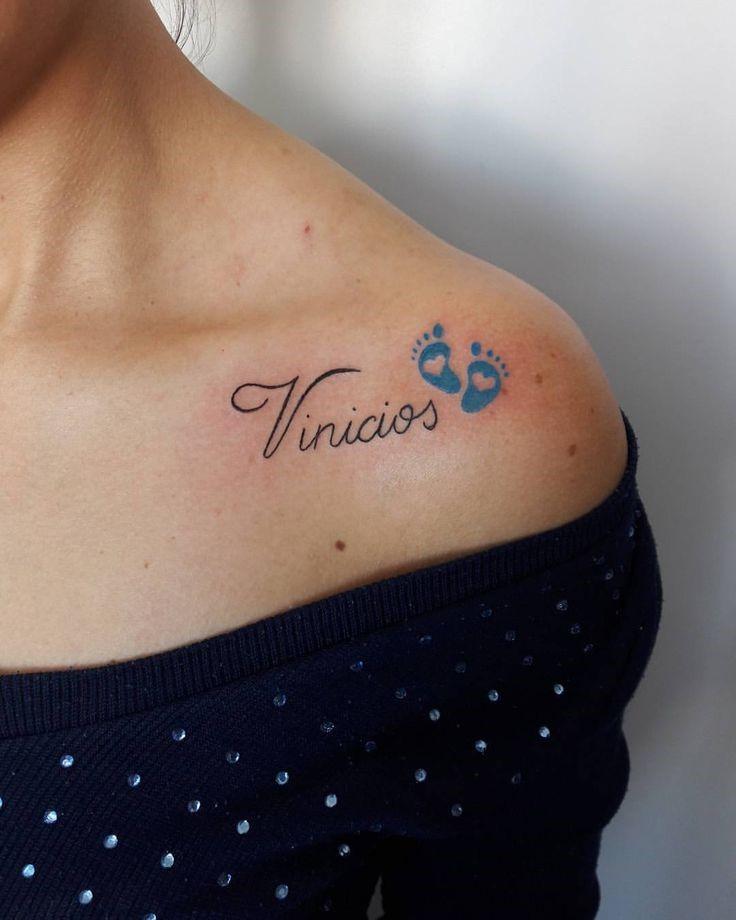Tatuagem do nome do bebé no ombro