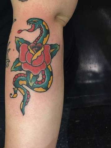 Tipiška old skool gyvatės ir rožės tatuiruotė