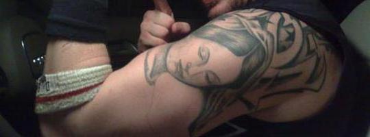 татуировка на рамото на Том Харди