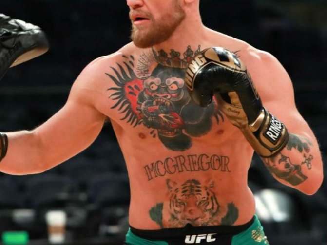 MacGregor's torso, met tatoeages