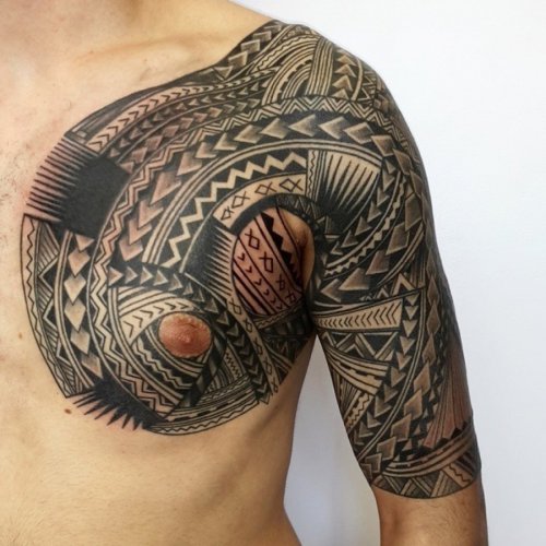 Három jelentésű tetoválás minta a vállon és a mellkas egy részén