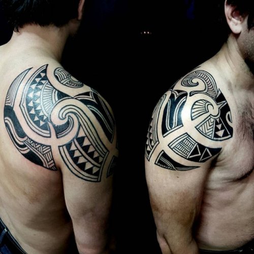 Τριπλό μοτίβο τατουάζ στον ώμο