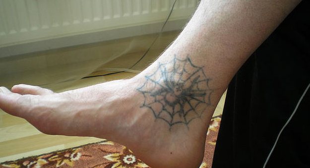 Un tatuaggio con o senza ragnatela può avere un significato criminale.