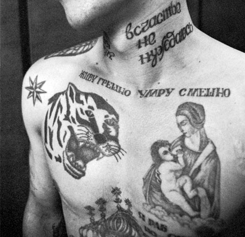 Tatuagem criminosa de Nossa Senhora e Criança no peito