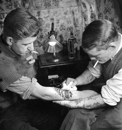 Novos cuidados de tatuagem na década de 1930